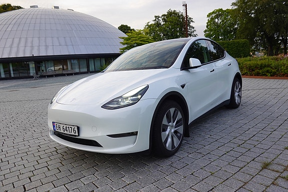Tesla Model Y 8 of 18