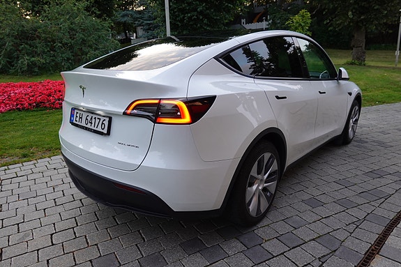 Tesla Model Y 11 of 18