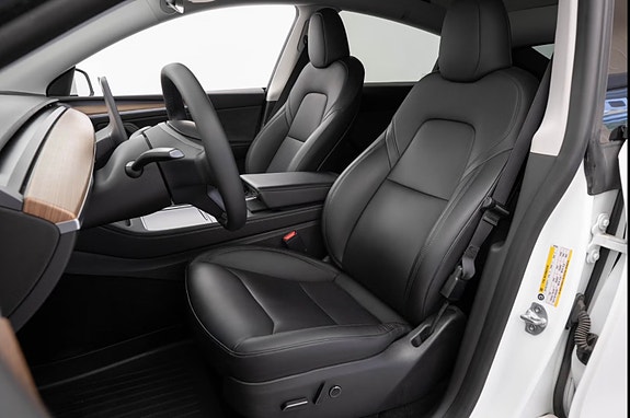 Tesla Model Y 18 of 18