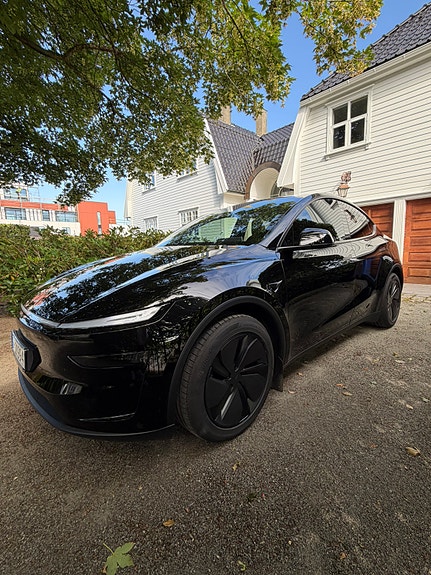 Tesla Model Y 2 of 4