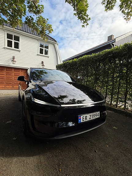 Tesla Model Y 4 of 4