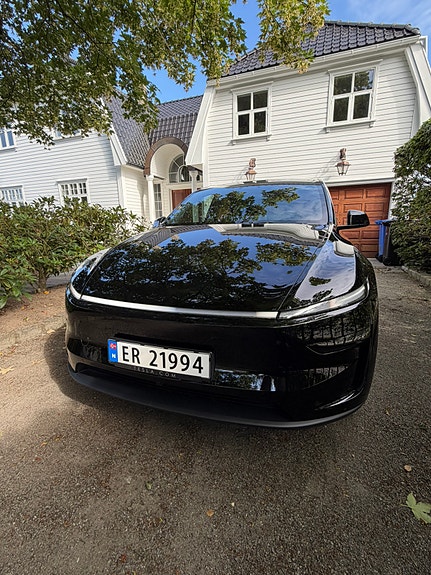 Tesla Model Y 3 of 4