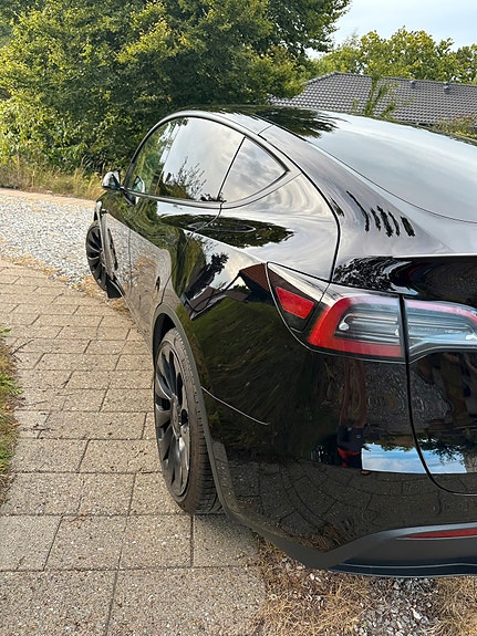 Tesla Model Y 4 of 15