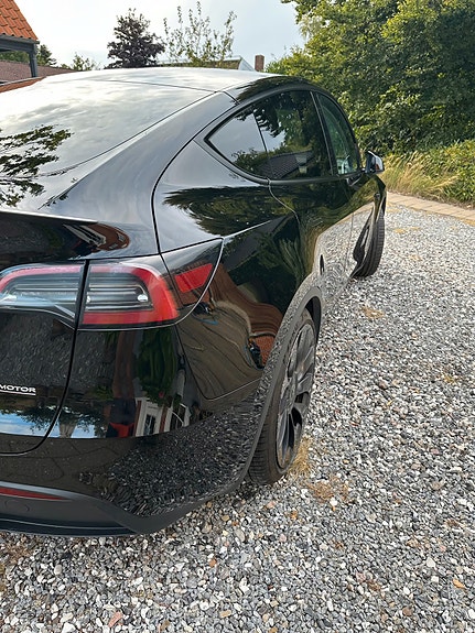 Tesla Model Y 5 of 15