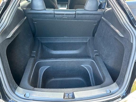 Tesla Model Y 9 of 15