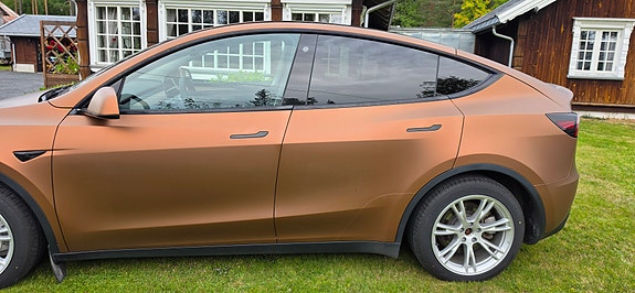Tesla Model Y 4 of 18