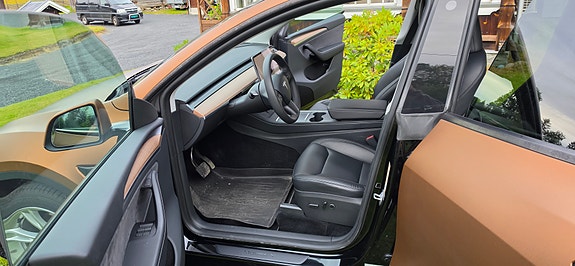 Tesla Model Y 11 of 18