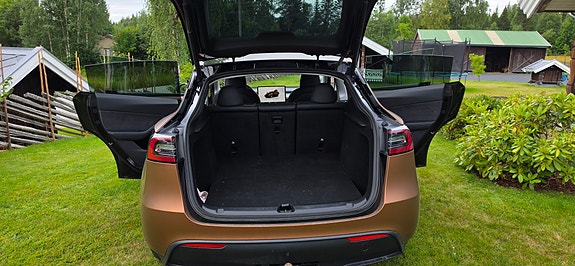 Tesla Model Y 14 of 18