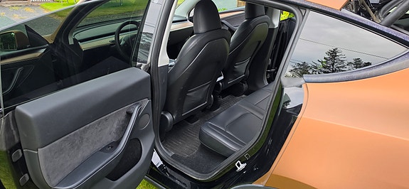 Tesla Model Y 12 of 18