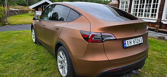 Tesla Model Y 5 of 18