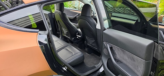 Tesla Model Y 15 of 18
