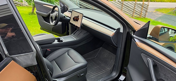 Tesla Model Y 16 of 18