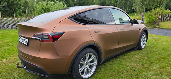 Tesla Model Y 7 of 18