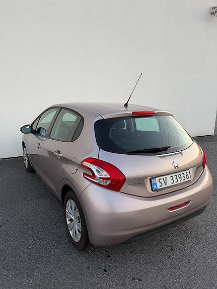 Peugeot 208 7 of 17