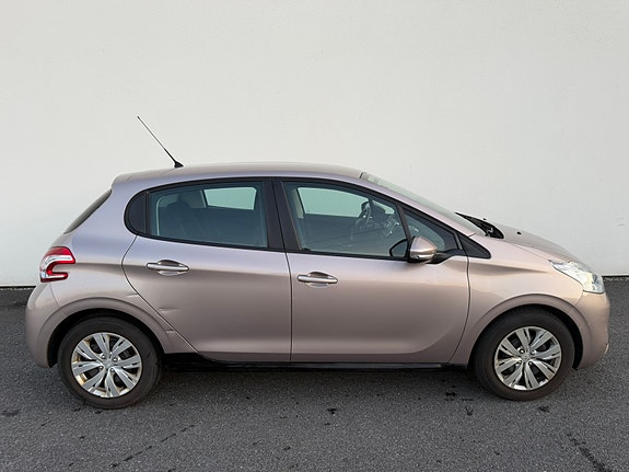 Peugeot 208 5 of 17