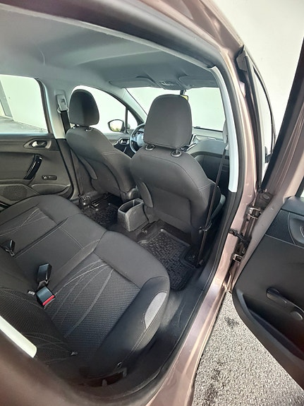 Peugeot 208 13 of 17