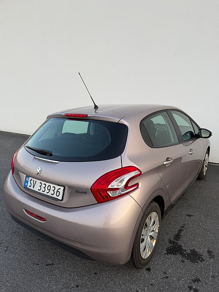 Peugeot 208 8 of 17