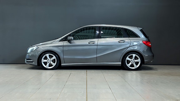 Mercedes-Benz B180 2 of 30