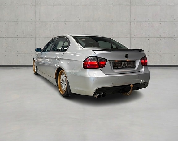 BMW 318d 4 of 15