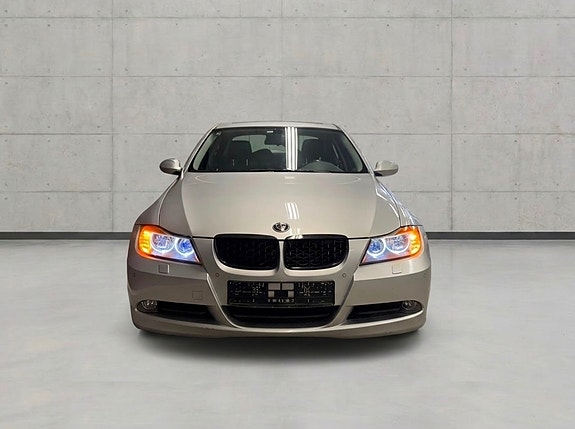 BMW 318d 2 of 15