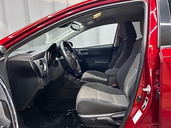 Toyota Auris 9 of 30