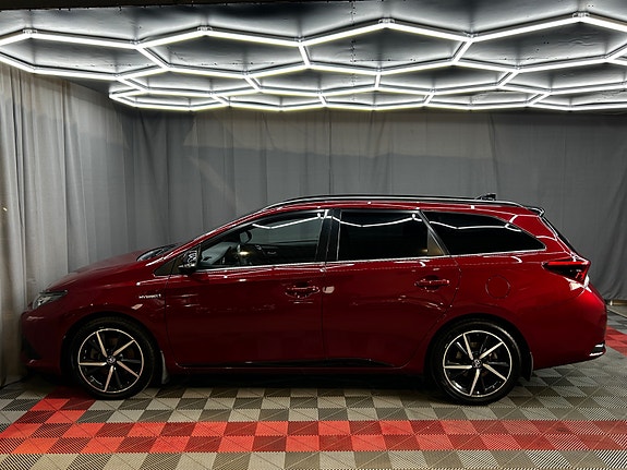 Toyota Auris 7 of 30