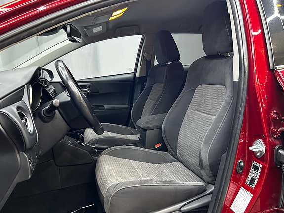 Toyota Auris 10 of 30