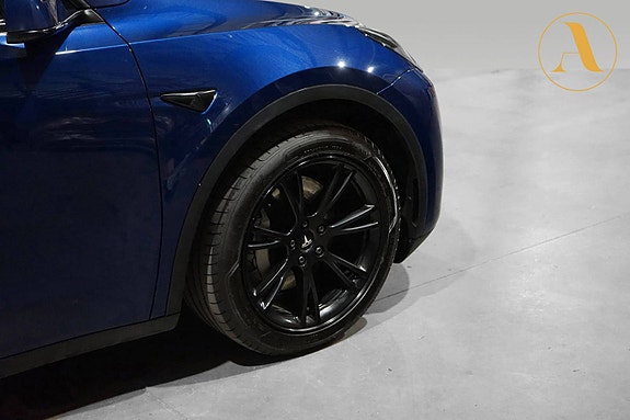 Tesla Model Y 27 of 30