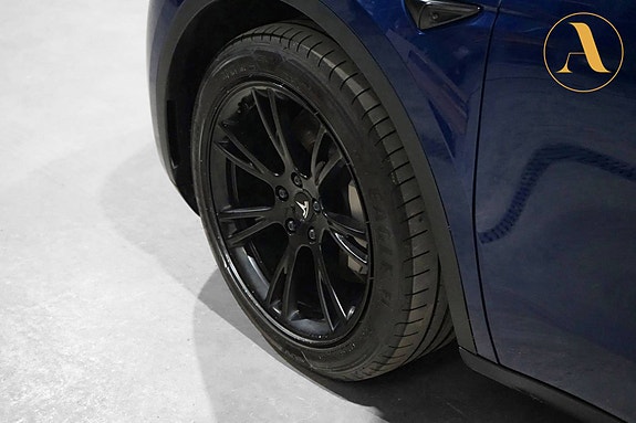 Tesla Model Y 25 of 30