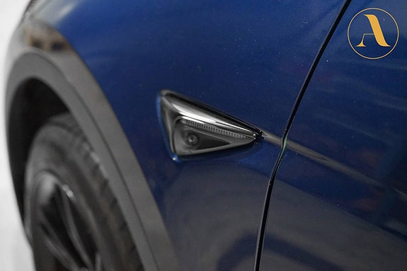Tesla Model Y 28 of 30