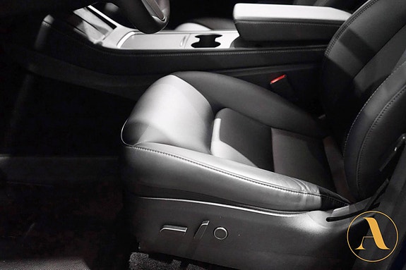 Tesla Model Y 14 of 30