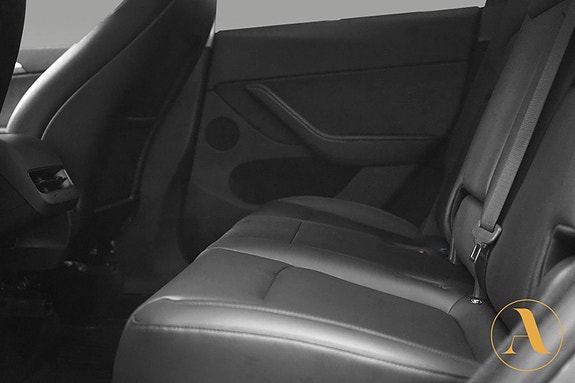 Tesla Model Y 19 of 30