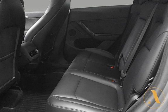Tesla Model Y 18 of 30