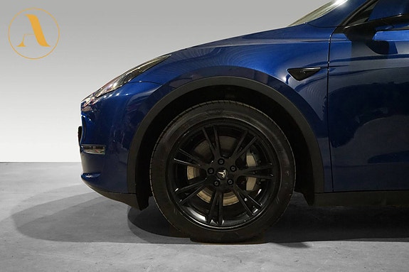 Tesla Model Y 24 of 30