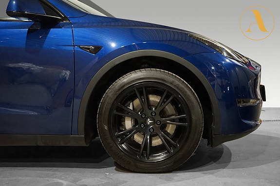 Tesla Model Y 23 of 30