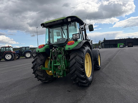 John Deere 5820 17 of 30