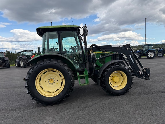 John Deere 5820 22 of 30