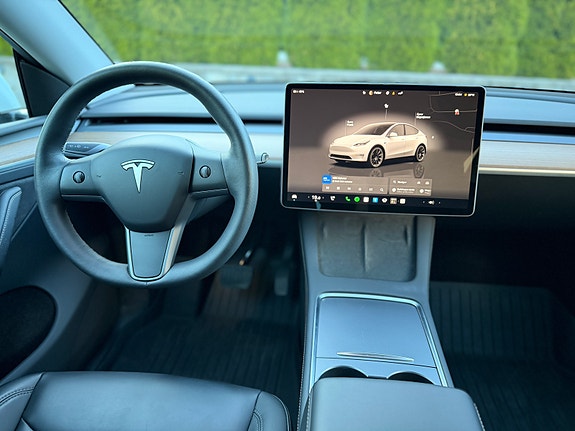 Tesla Model Y 17 of 20