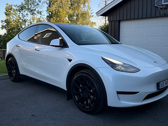Tesla Model Y 8 of 20