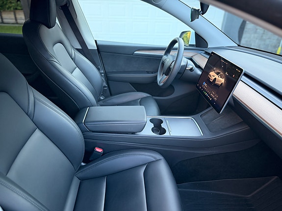 Tesla Model Y 18 of 20