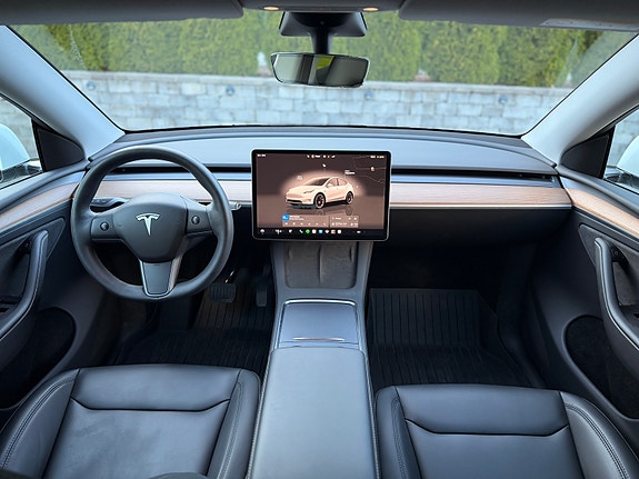 Tesla Model Y 16 of 20