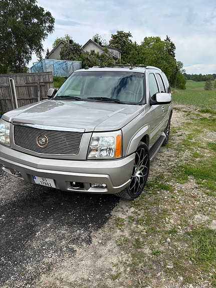 Cadillac Escalade 5 of 15