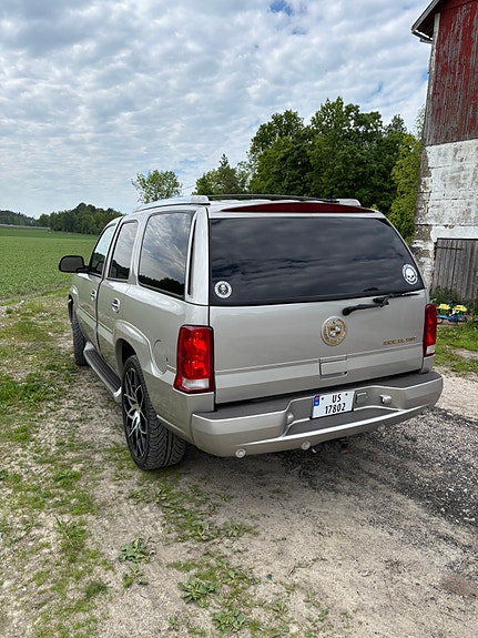 Cadillac Escalade 4 of 15