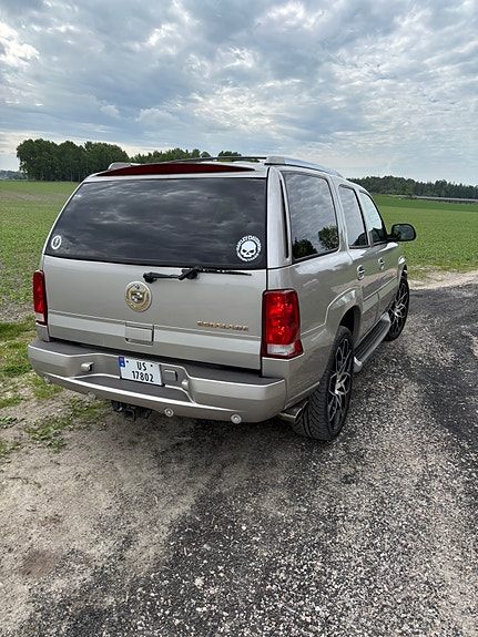 Cadillac Escalade 3 of 15