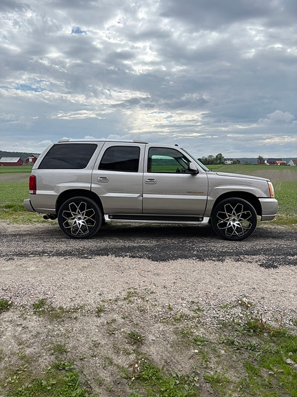 Cadillac Escalade 2 of 15