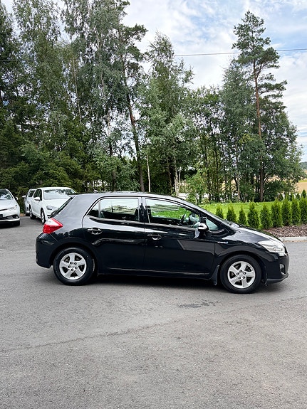 Toyota Auris 7 of 30