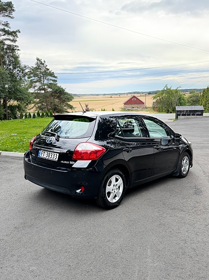 Toyota Auris 8 of 30