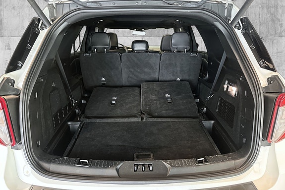 Ford Explorer 11 of 30