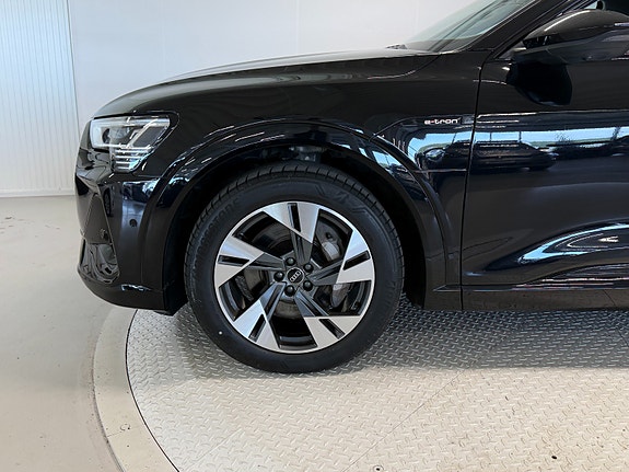 Audi e-tron 8 of 30