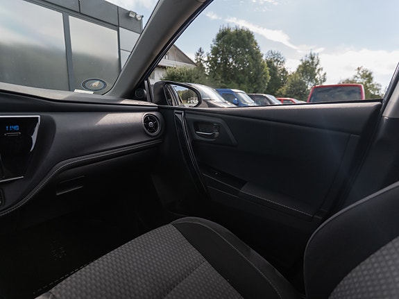 Toyota Auris 27 of 30